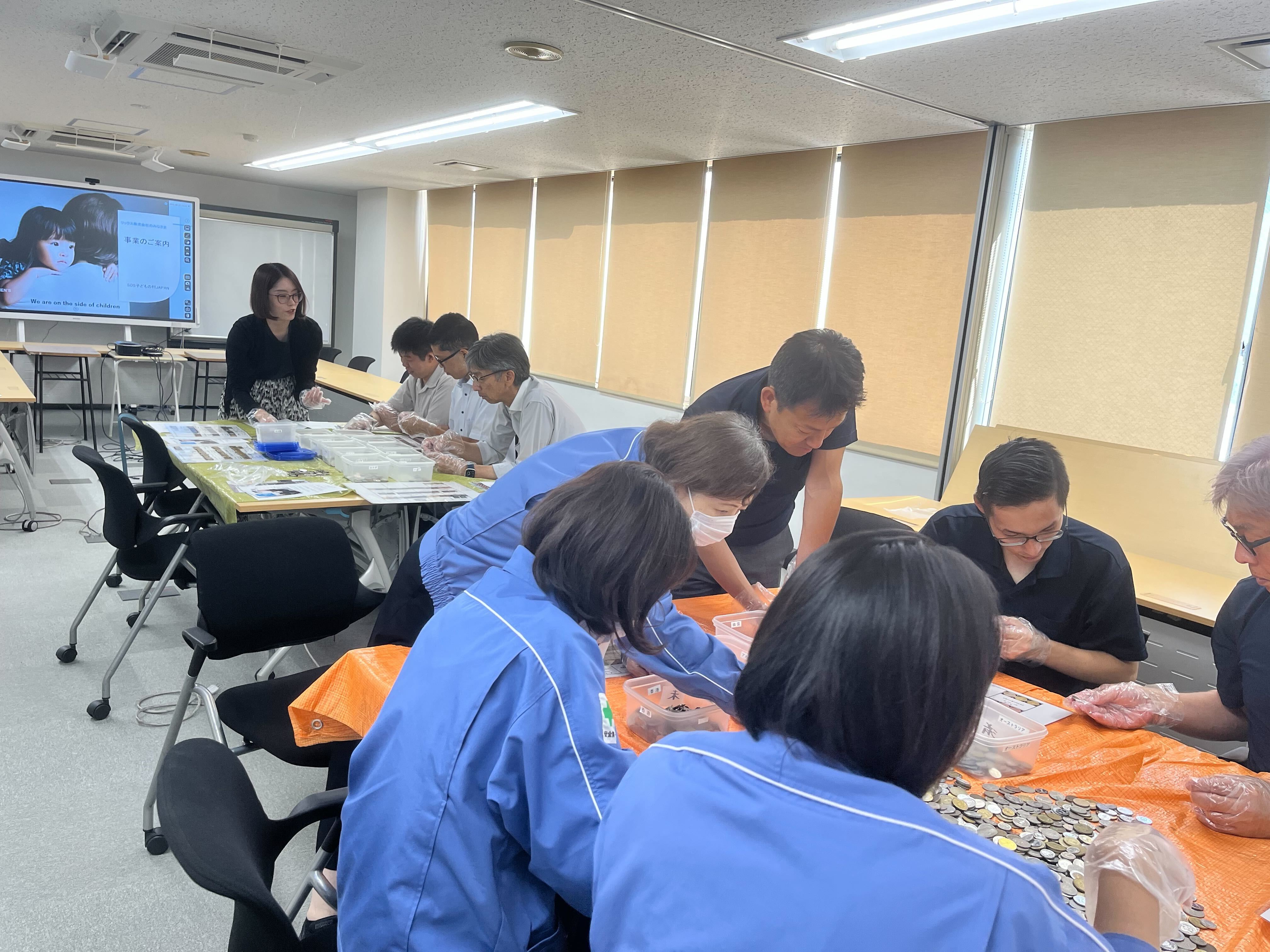 リックス株式会社の皆さんによる外貨コイン仕分けボランティア