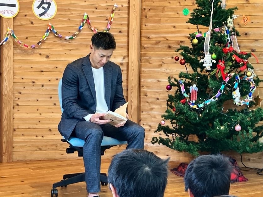 応援メッセージ冊子を手渡す子どもたち