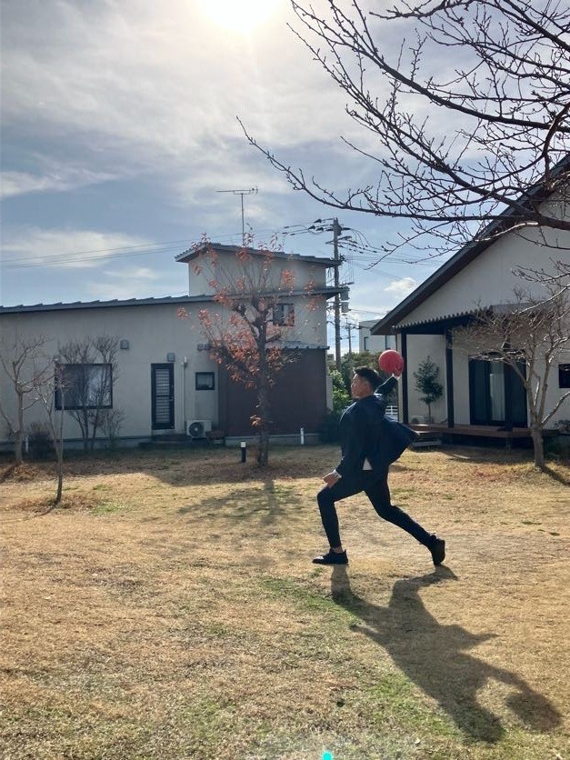 中庭でドッジボールを楽しむ様子